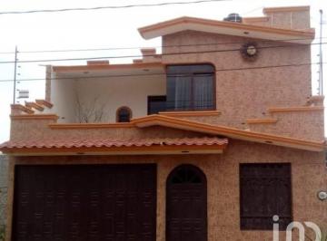 Casa · 220m² · 4 Recámaras · 1 Estacionamiento · Casa en Venta Pátzcuaro, Fracc. Llano de La Virgen (Cerca de La Central Camionera)