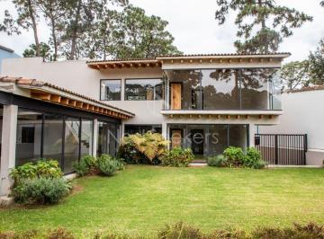 Casa en condominio de 4 habitaciones, Valle de Bravo · Casa en Venta en Avandaro