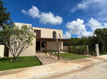 Casa · 551m² · 4 Recámaras · 2 Estacionamientos · Casa en Venta en Privada Residencial, Provincia.