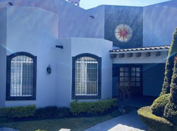 Casa · 505m² · 3 Recámaras · 4 Estacionamientos · Casa en Renta con Amplio Jardín en El Campanario
