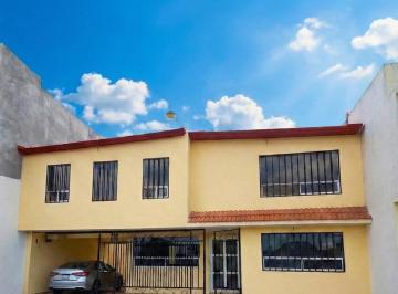 Fachada · Casa Amplia de 4 Recámaras en Santa Ana Tlapaltitlán – ¡Ubicación Estratégica en