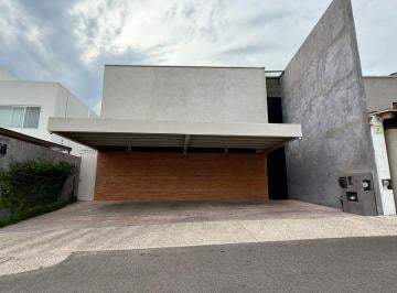 Casa de 4 habitaciones, Querétaro · Casa en Venta con Alberca en El Pedregal de Queretaro