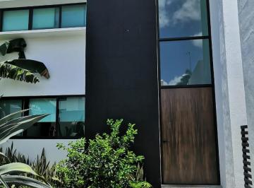 Casa · 400m² · 4 Recámaras · 2 Estacionamientos · Casa en Venta en Altozano