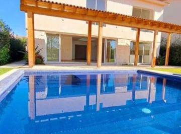 Casa de 4 habitaciones, Cuernavaca · Casa en Venta en Paraiso Country con Vista Al Campo