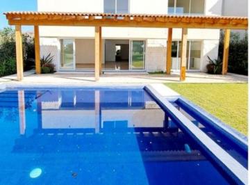 Casa de 4 habitaciones, Cuernavaca · Casa en Venta en Paraiso Country con Vista Al Campo