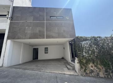 Casa · 260m² · 4 Recámaras · 2 Estacionamientos · Casa en Venta en Zona Dorada de Cuernavaca