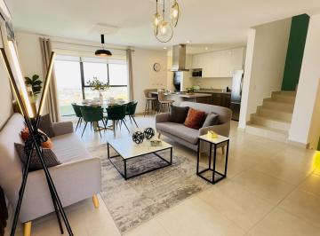 Casa · 180m² · 3 Recámaras · 2 Estacionamientos · Casa en Venta en Zibata con Recamara en Planta Baja y Sotano con Jadin