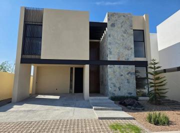 Casa · 4 Recámaras · 4 Estacionamientos · Casa en Fraccionamiento El Campanario