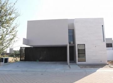 Casa · 402m² · 4 Recámaras · 3 Estacionamientos · Casa en Fraccionamiento El Campanario