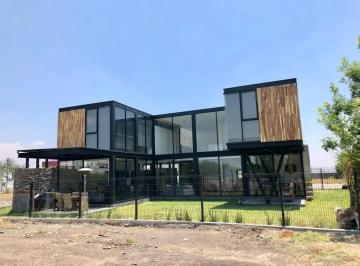 Casa · 460m² · 4 Recámaras · 4 Estacionamientos · Casa en Fraccionamiento El Campanario