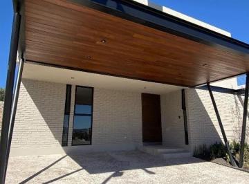 Casa · 305m² · 4 Recámaras · 3 Estacionamientos · Casa en Lomas del Campanario Norte