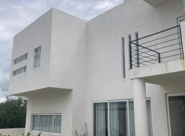 Casa · 374m² · 4 Recámaras · 4 Estacionamientos · Casa en Vista Real y Country Club