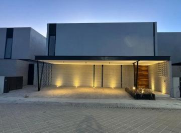 Casa · 342m² · 4 Recámaras · 3 Estacionamientos · Casa en Corregidora