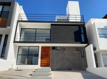 Casa · 4 Recámaras · 2 Estacionamientos · Casa en Corregidora