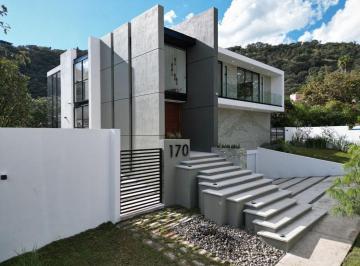 Casa · 698m² · 5 Recámaras · 7 Estacionamientos · Lujosa Casa en Venta en El Palomar