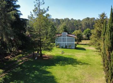 Casa · 180m² · 4 Recámaras · 4 Estacionamientos · Casa en Venta en Valle de Bravo con Terreno de 2250 m²
