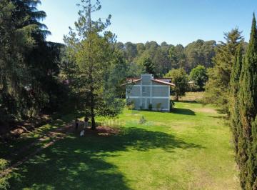 Casa · 180m² · 4 Recámaras · 4 Estacionamientos · Casa en Venta en Valle de Bravo con Terreno de 2250 m²