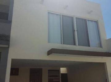 Casa · 245m² · 3 Recámaras · 2 Estacionamientos · Casa en Venta en Privadas de Santa Rosa 2° Sector