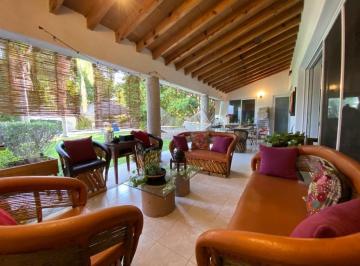 Casa · 510m² · 4 Recámaras · 6 Estacionamientos · Hermosa Residencia de Una Planta en Venta en Residencial Jurica