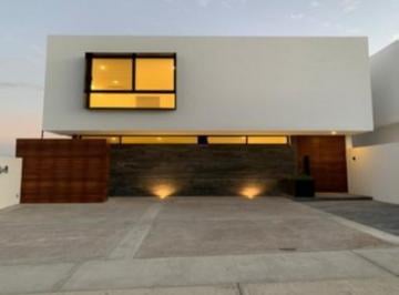 Casa · 289m² · 3 Recámaras · 3 Estacionamientos · Casa de Autor en Venta en Cumbres del Lago, Juriquilla Querétaro.