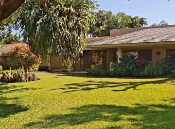 Casa · 705m² · 3 Recámaras · 3 Estacionamientos · En Venta Excelente Propiedad en Privada, en Colonia Palmira, Cuernavaca.