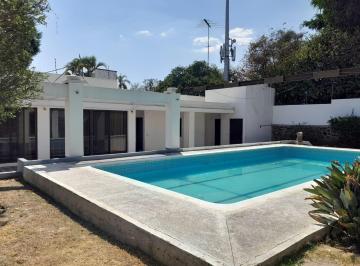 Casa · 113m² · 4 Estacionamientos · Terreno en Venta en Esquina con Bungalow y Alberca. Reforma, Cuernavaca