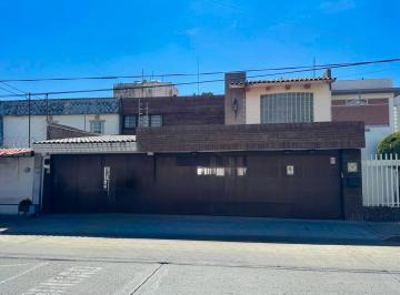 Casa · 300m² · 4 Estacionamientos · Casa de Uso Comercial en Renta, La Martinica, León, Guanajuato