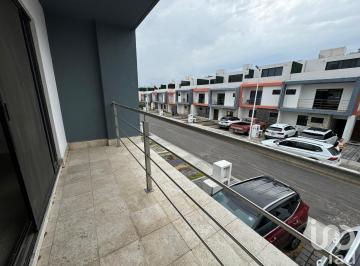 Casa · 190m² · 4 Recámaras · 2 Estacionamientos · Casa en Venta con Habitación en Planta Baja en El Refugio