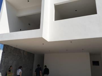 Casa · 210m² · 2 Estacionamientos · Casa en Venta