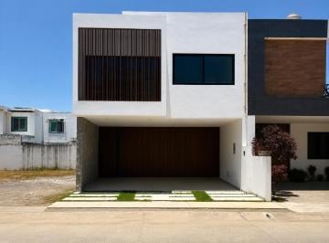 Casa · 210m² · 2 Estacionamientos · Casa en Venta