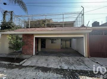 Casa · 335m² · 4 Recámaras · 2 Estacionamientos · Casa en Venta en Santa Anita Tlaquepaque