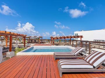 Alberca privada en la azotea del Penthouse 315 de Aldea Thai, con camastros y vista al mar · Penthouse 315 en Aldea Thai | 3 Recámaras | Alberca Privada en La Azotea