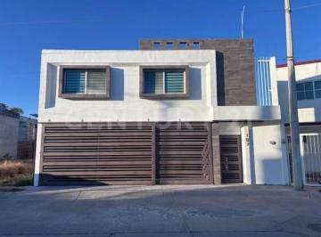 Casa · 329m² · 4 Recámaras · 3 Estacionamientos · Casa en Venta en Fraccionamiento Puesta del Sol, Aguascalientes