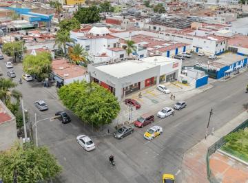 Local comercial · 57m² · 8 Estacionamientos · Local en La Perla en Esquina de Avs