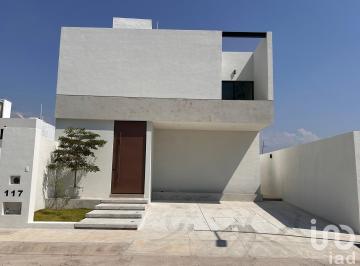 Casa · 160m² · 3 Recámaras · 2 Estacionamientos · Casa a Estrenar en Venta en La Herradura con Excelente Vista a Jardín Como Amenidad