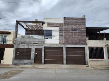 Casa · 350m² · 3 Recámaras · 2 Estacionamientos · Casa de Lujo en Venta, en Jardin Dorado