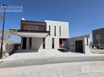 Casa · 413m² · 2 Recámaras · 3 Estacionamientos · Casa Nueva en Venta en Lomas del Campanario IV