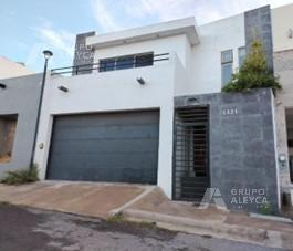 Casa · 234m² · 3 Recámaras · 2 Estacionamientos · Casa en Venta en Lomas Universidad