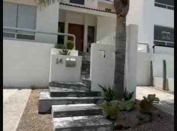 Casa · 350m² · 4 Recámaras · 2 Estacionamientos · Se Vende Casa en Cumbres del Cimatario Qro
