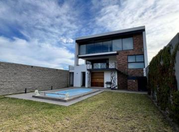 Casa de 4 habitaciones, León · Venta de Residencia en El Bosque 4 Recamaras y Alberca