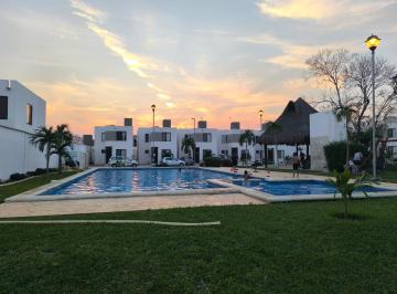 Casa · 82m² · 2 Recámaras · 2 Estacionamientos · Casa en Fraccionamiento Privado, Piscina Grande en Mérida