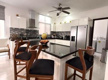 Casa de 3 habitaciones, Benito Juárez · Casa con 180 m² de Terreno y 3 Recámaras en Renta en Aqua Residencial