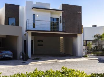 Casa · 218m² · 3 Recámaras · 2 Estacionamientos · Amplia Casa en Venta en Calle Jardin de Navarra Area Hacienda del Nogal