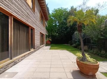 Casa · 900m² · 7 Recámaras · 34 Estacionamientos · Propiedad en Renta Sobre Av Comercial con 1800 m² Ideal Para Oficinas