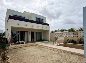 Casa de 2 habitaciones, Progreso · Casa de 2 Recámaras, con Alberca, a 250 m del Mar en Chicxulub Puerto.