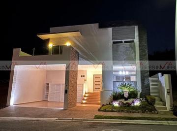 Casa · 420m² · 4 Recámaras · 2 Estacionamientos · Casa en Renta en Carolco Monterrey