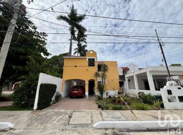 Casa · 160m² · 3 Recámaras · 2 Estacionamientos · Casa en Venta en Privada Villas Palma Real, Dentro de La Ciudad en Chuburna de Hidalgo