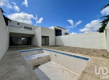 Casa · 238m² · 3 Recámaras · 2 Estacionamientos · Casa en Venta con Amplio Terreno, Privada Tamora.