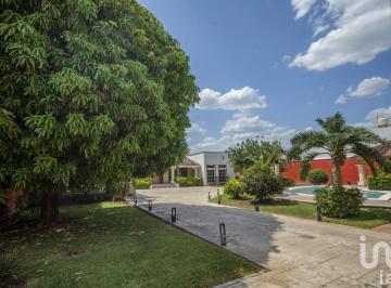 Casa · 494m² · 4 Recámaras · 3 Estacionamientos · Casa en Venta con 1,510 m² de Terreno, en Santa Santa Rita Cholul.