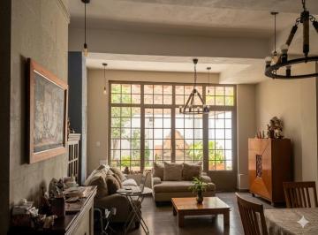 Casa en Venta de 4 habitaciones Cuauhtémoc · Amplia Casa con Techos Altos y Terraza Privada.
